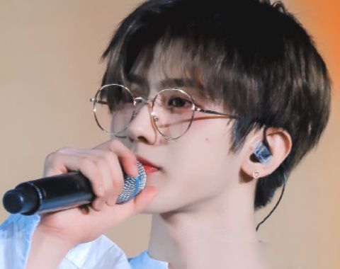 蔡徐坤|《奔跑吧》海报蔡徐坤是P上的?看到原照片,也太不走心了