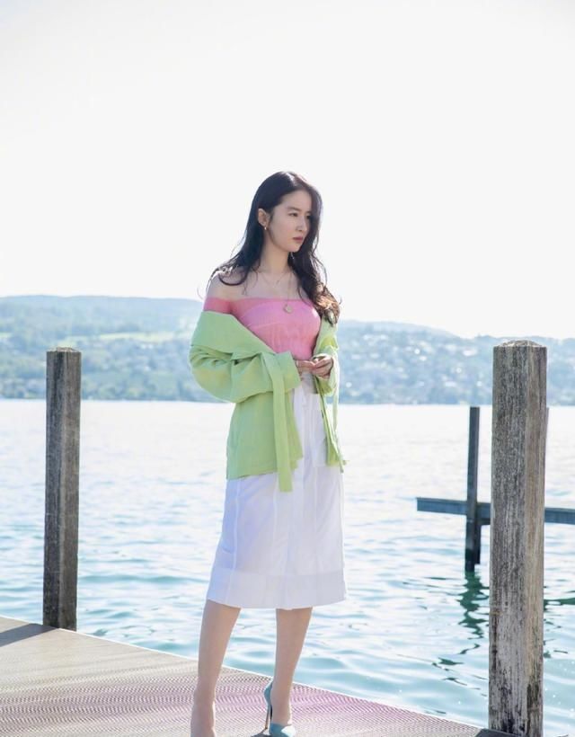  近日|近日刘亦菲微博更图：红配绿搭配，大俗大雅，我想起寿桃了