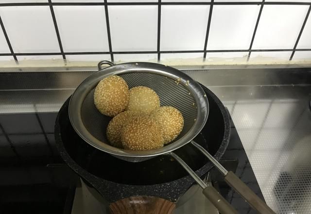  个个|炸麻团的秘诀，不加泡打粉也能个个空心，不开裂不塌陷，简单好吃