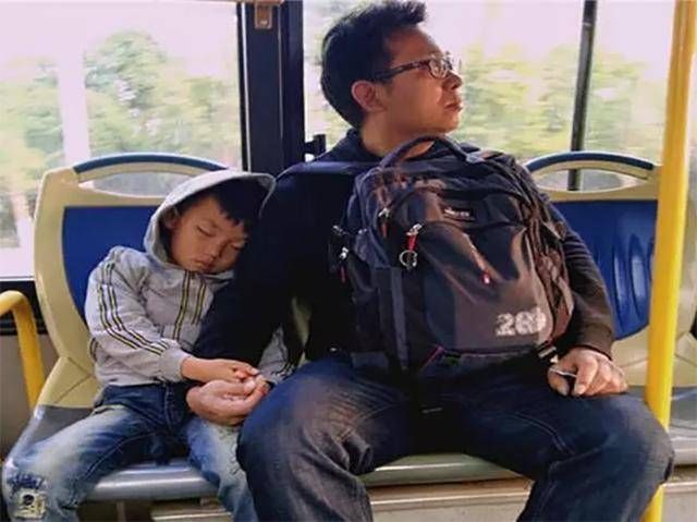 老人|老人嫌孩子让座慢，直接把娃的书包丢在地上，宝爸干脆不让了