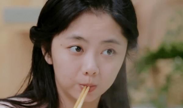  郑爽|吃火锅谭松韵张新成夹肉吃，谁留意郑爽的碗？佩服她的自律