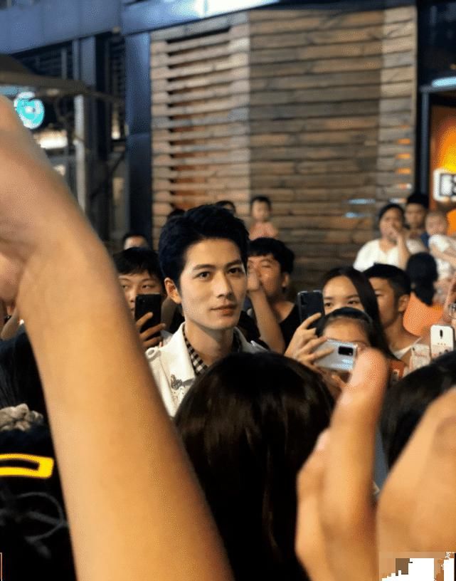 喊话|陈学冬官宣恋情？与女生十指紧扣并喊话粉丝给他们空间，两人很配