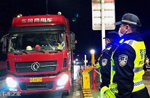  交警|卡友夫妇超载被抓抱怨倒霉，交警：被我查到是幸运，出事故就惨了