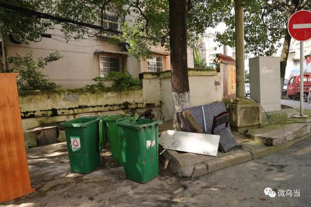 乱放|曝光台 | 北衙路机动车乱停乱放现象严重