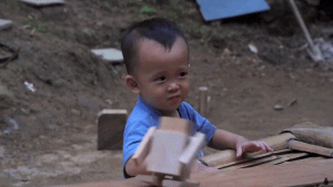  有个|山东有个大爷版李子柒！“玩木头”爆红海外！能造2600年前“鲁班凳”