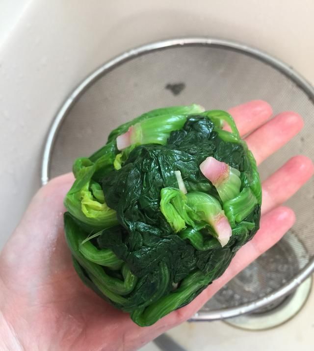  凉拌菜|夏天想要清凉解暑，凉拌菜必不可少！凉拌菠菜，味在嘴里爽到心里