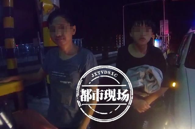  危险|太危险！俩男子暴雨夜骑摩托车上高速，还是无证驾驶