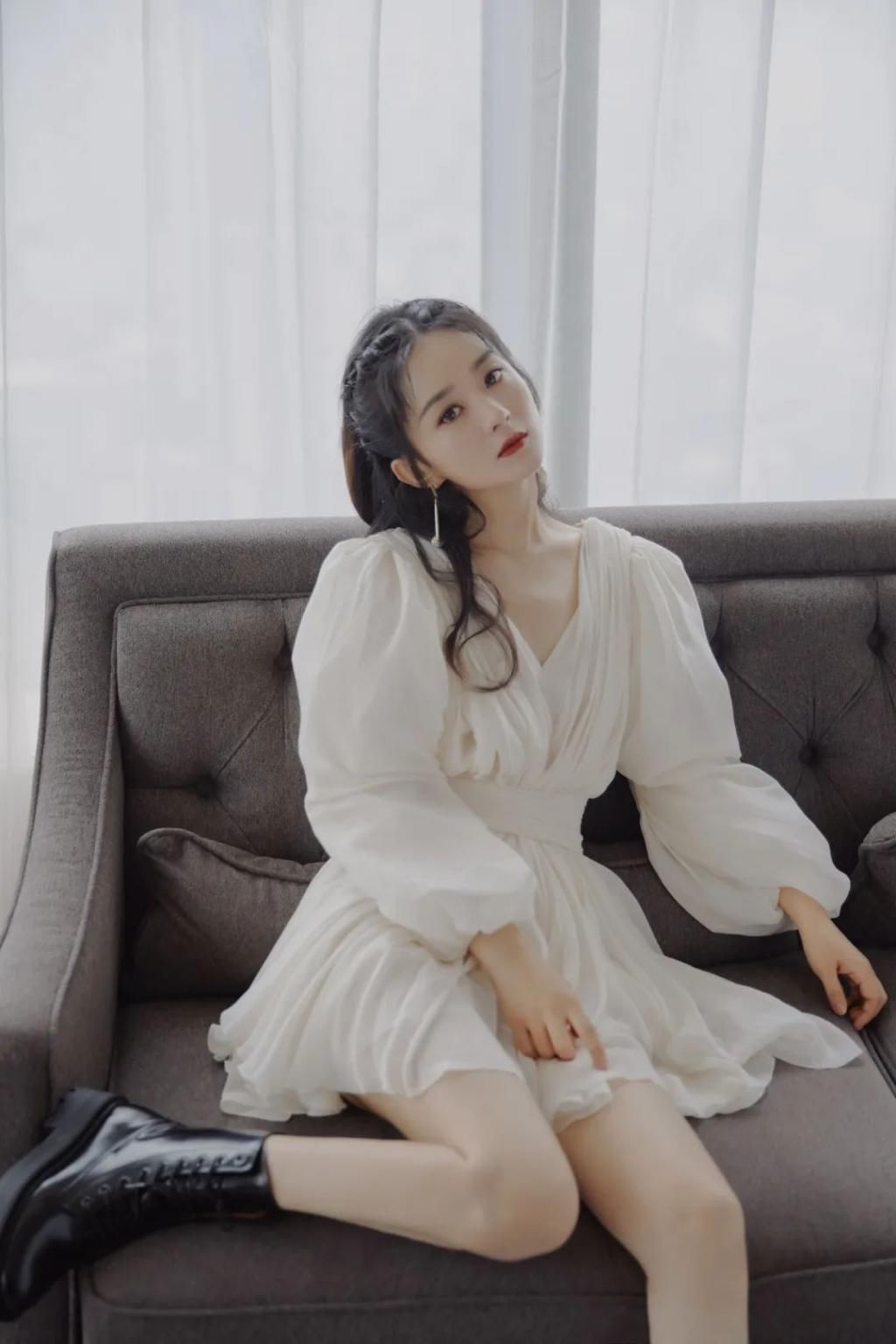 角度|赵丽颖的吸睛锁骨,光靠瘦还不够…...