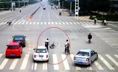 车主|行人闯红灯被撞,车主拒赔5万,行人违反规则,凭啥罚我?