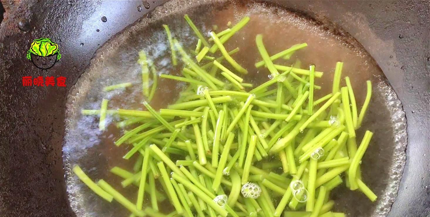  红薯|红薯梗有人焯水，有人直接炒，都不对，教你解馋吃法