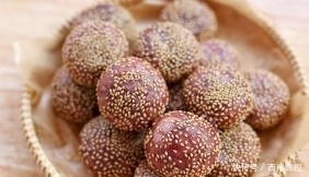 酥脆|炸麻球时,掌握这个窍门,个个酥脆不塌陷,方法点心大厨都在用!