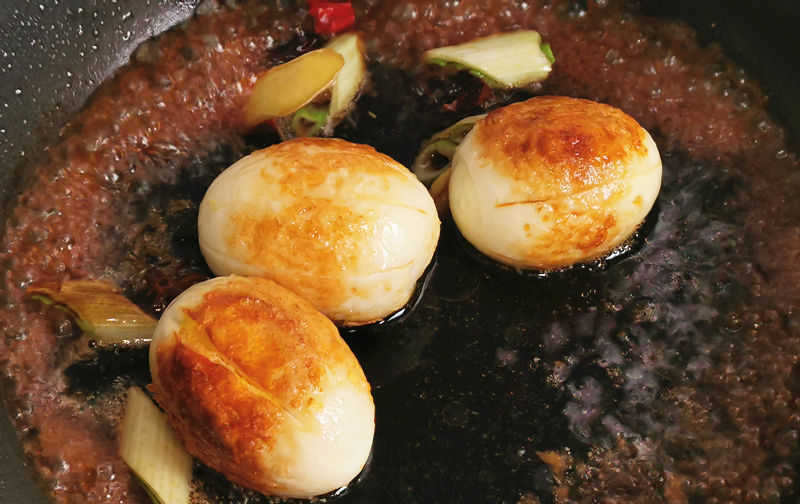  早餐|鸡蛋别总白水煮，试试这样做，香辣入味，挑食的孩子抢着吃！