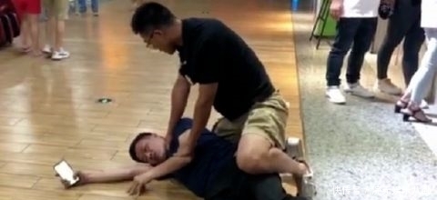 反手|帅！女生遭男子猥亵殴打，他反手就是一摔