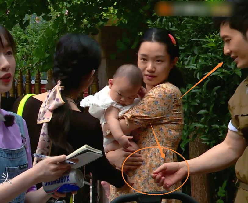  嘉宾们|黄晓明李浩菲都在专心揽客，赵丽颖却不一样，这举动我没看错吧