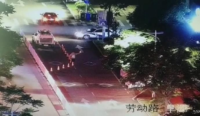  何某|酒驾闯卡逃逸、冲撞警车，天台一男子涉嫌妨害公务被刑拘