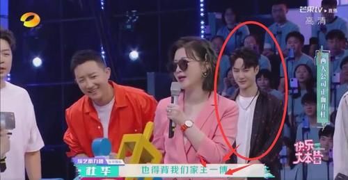  手势|快乐大本营：杜华记错王一博名字，赵丽颖4字反怼太敢了，注意王一博的手势