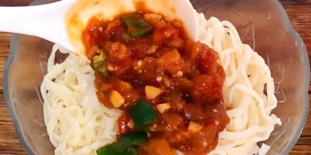 面条|面条不要煮着吃了，加个茄子这样做，3大碗不够吃，面比肉还香