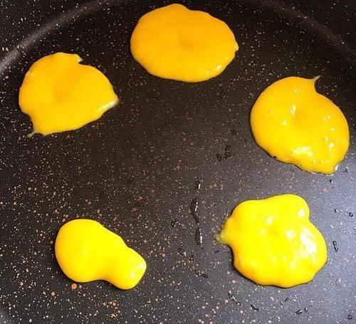  抓握|鸡蛋不过敏的宝宝，不要错过这个小饼，锻炼手眼协调及抓握能力