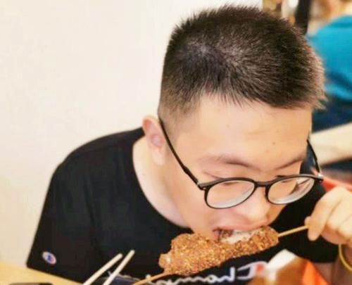  就免|商家搞活动，吃完一根鸡翅就免单，没想到却是套路，没有一人成功！