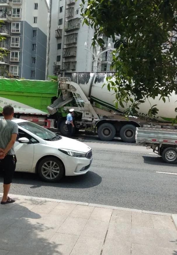  车祸|达城发生惨烈车祸！一辆大货车车头撞得看不见了！