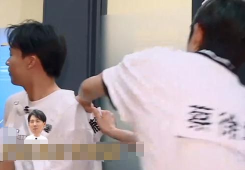  主动|郭麒麟主动让蔡徐坤撕掉自己名牌，实则红了眼眶，多少有一些不舍