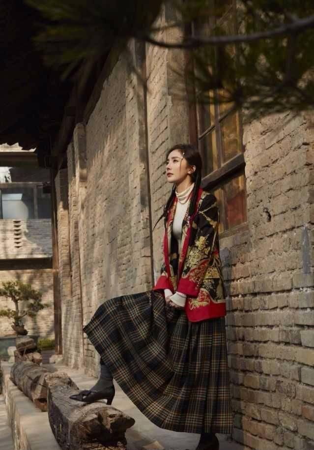  轻松|杨幂的衣品果然没让大家失望，西装配皮裤都能轻松驾驭，佩服！