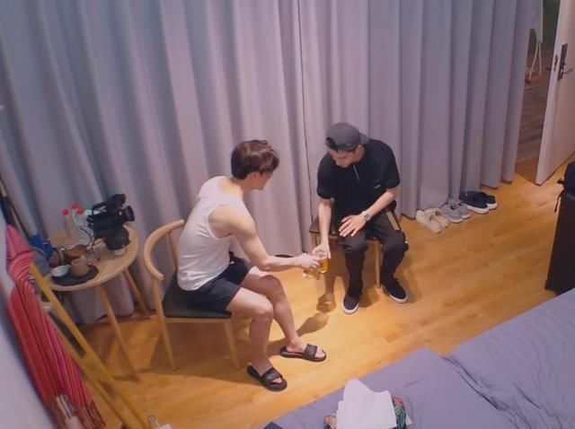  夏日|《夏日冲浪店》上线！黄轩自称带资进组，王一博变身“小话痨”