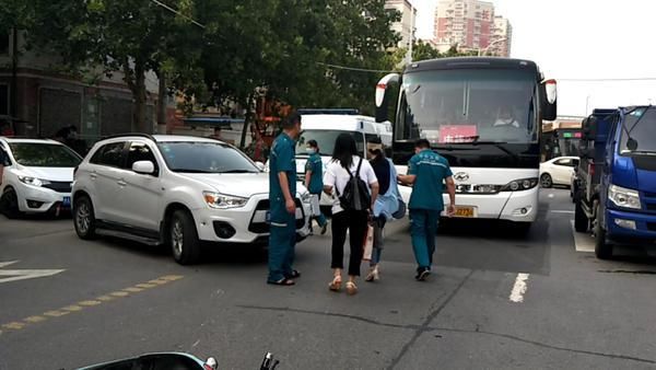  当场|骑电动车女子被轿车撞飞，当场摔“断片”