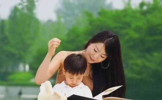 直呼|“高颜值”小男孩坐公交被偷拍,网友看后直呼阿姨等你长大