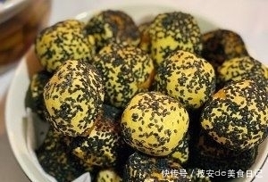  做法|南瓜饼别再用油煎了，换一个新做法，外酥里嫩，大人孩子都爱吃！