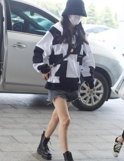 潮装|33岁赵丽颖又出新照,颖宝穿潮装出镜大秀好身材,与粉丝互动细节看出人品