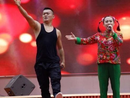 依然|丫蛋前夫王金龙低调现身,穿衣被赞时尚帅气,离婚后依然受捧拍戏