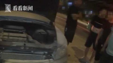  凑热闹|男子街边围观凑热闹 不料自己竟是事故“主角”