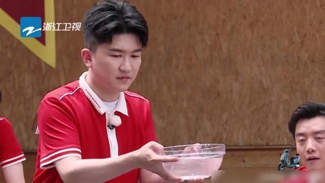  做人|自掏腰包上综艺，跑到哪里都讨嫌，做人真的不能太张大大！