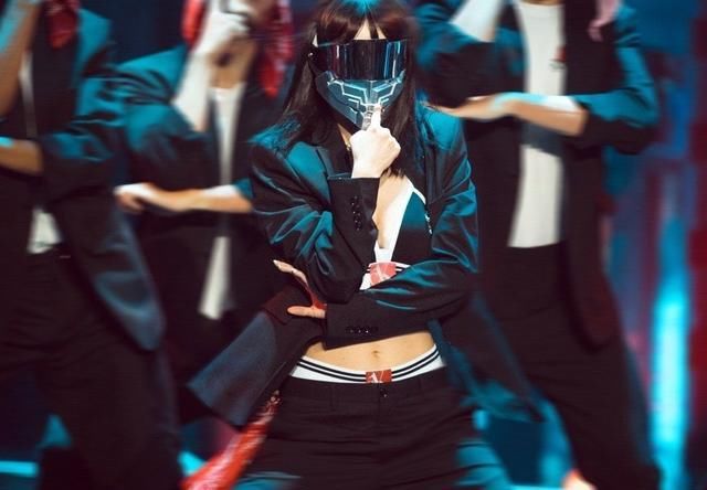  孟美岐|《蒙面舞王》首播尬夸硬捧，卖腰卖腿质量低，王一博孟美岐救不了