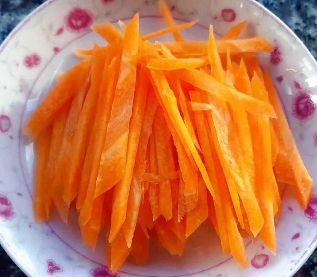  叶茼蒿|8月，遇上这蔬菜别手软，3块买一把，失眠的人多吃，夜里睡得香