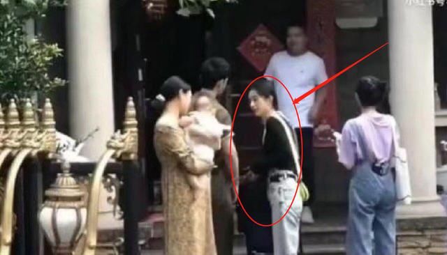  们看到赵丽|赵丽颖《中餐厅》最新路透，遇到宝宝的反应，有没有母爱一眼看出