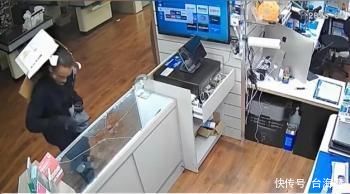 美国男子头戴纸箱进店偷手机：猛砸柜台 中途短暂露脸被拍