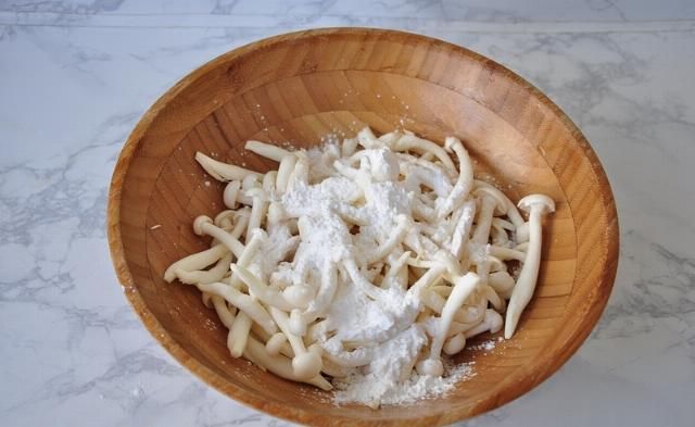 菌菇|初秋，这个菜可以排上日程上餐桌了，又香又酥脆，会管不住嘴的