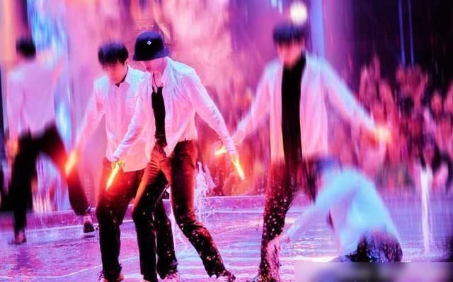  莲花|《这就是街舞》张艺兴莲花水舞台野性爆表