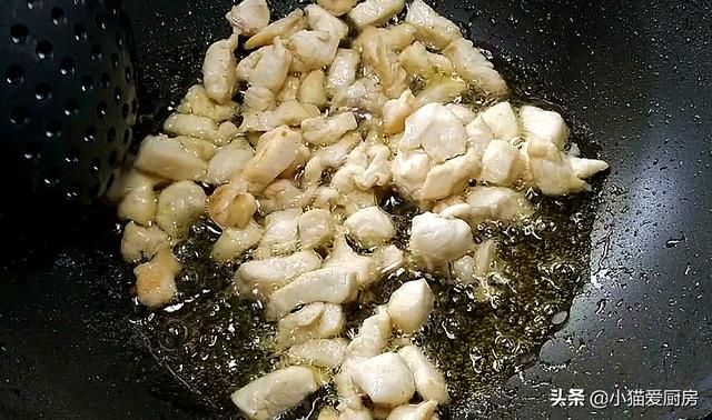 土豆|土豆和胡萝卜还能一起这么做,加上鸡胸肉和洋葱,味美好吃特解馋