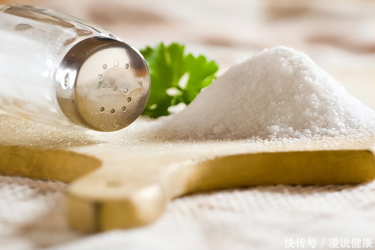 糖尿病控制血糖的最佳饮食方法(将糖尿病“吃”回去？提醒：血糖不好的人，饮食上记住这5个原则)