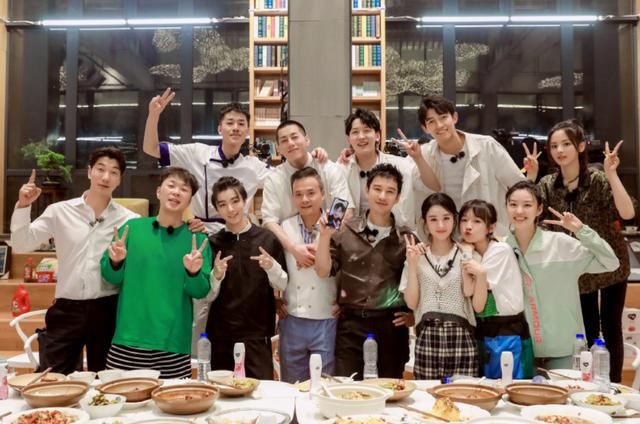  李浩菲|都以为美颜自拍更漂亮，看了李浩菲和赵丽颖的照片后，瞬间改观了