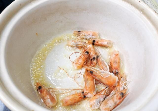  虾头|天气热，做个虾仁豆腐煲，清淡营养，鲜得想把舌头吞下去