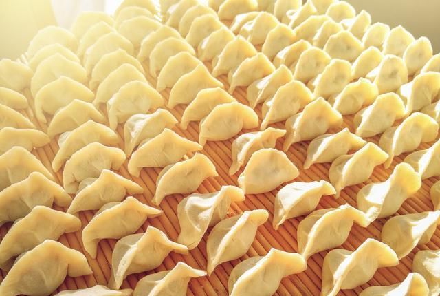  吃不完|夏天用它包饺子太香了，农村多到吃不完，比韭菜馅香，比肉馅好吃