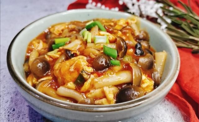 好好|鸡蛋和蟹味菇最棒的做法,微辣鲜香,滑嫩爽脆,实在好好味