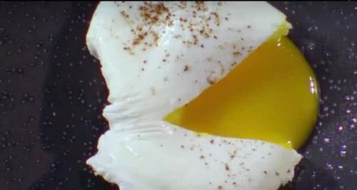 差距|米其林大厨做荷包蛋,下锅之前先搅水,切开鸡蛋才知道差距在哪