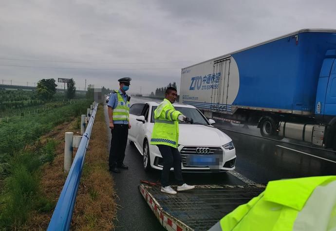 事故|安全警示|雨天高速上跟车太近车追尾,后车驾驶员负全责