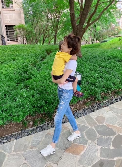  老公|45岁阔太金巧巧晒美照，3岁儿子长相似老公，一年学费14万？