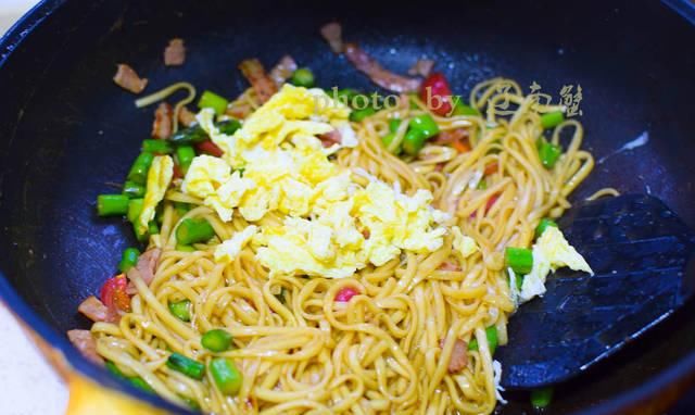  炒面|孩子最馋这种面条，比捞面香比焖面快，隔三差五都要吃一次